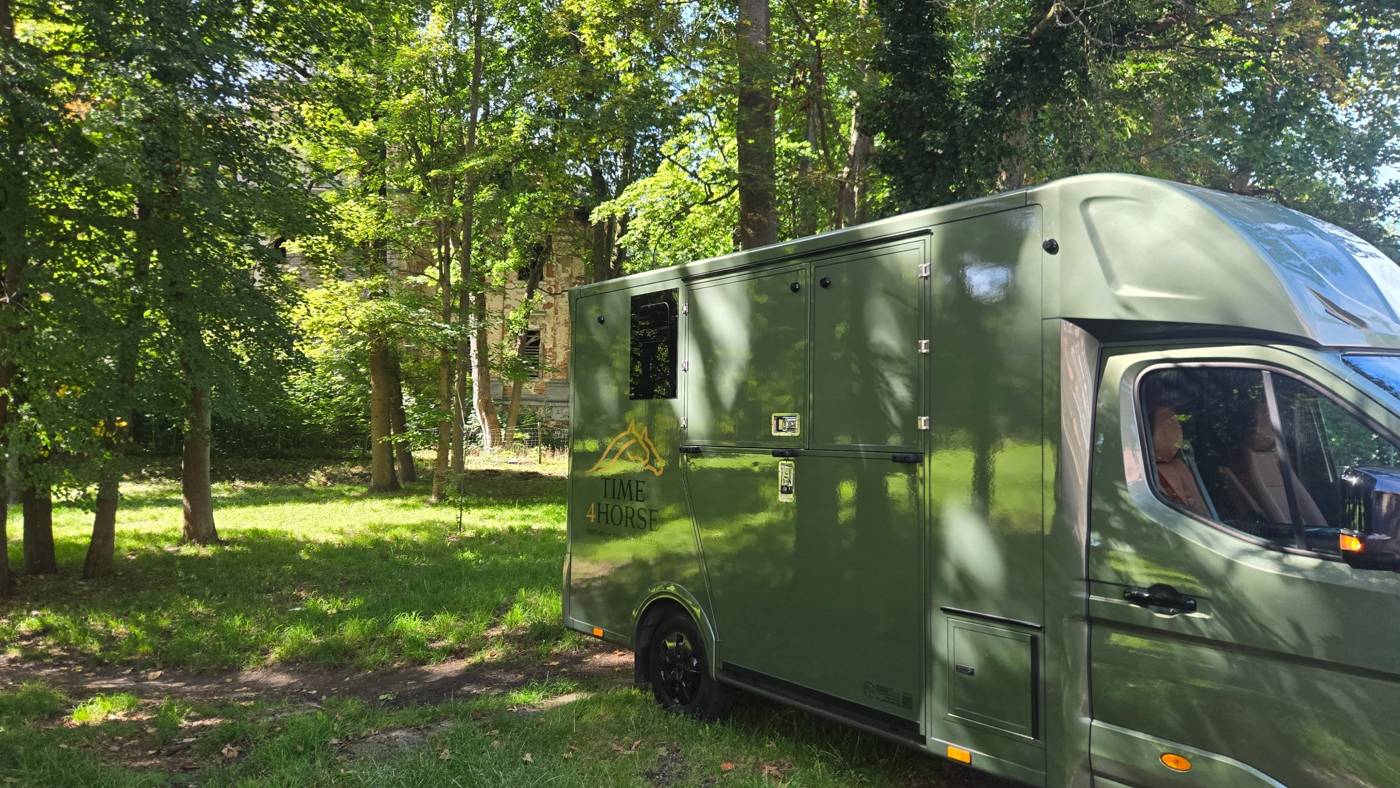 Bok zabudowy z drzwiami do przedziału dla koni