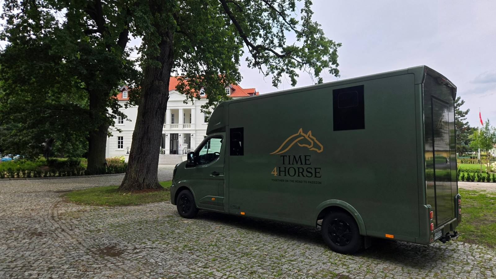 Koniowóz Time4Horse przed dworem